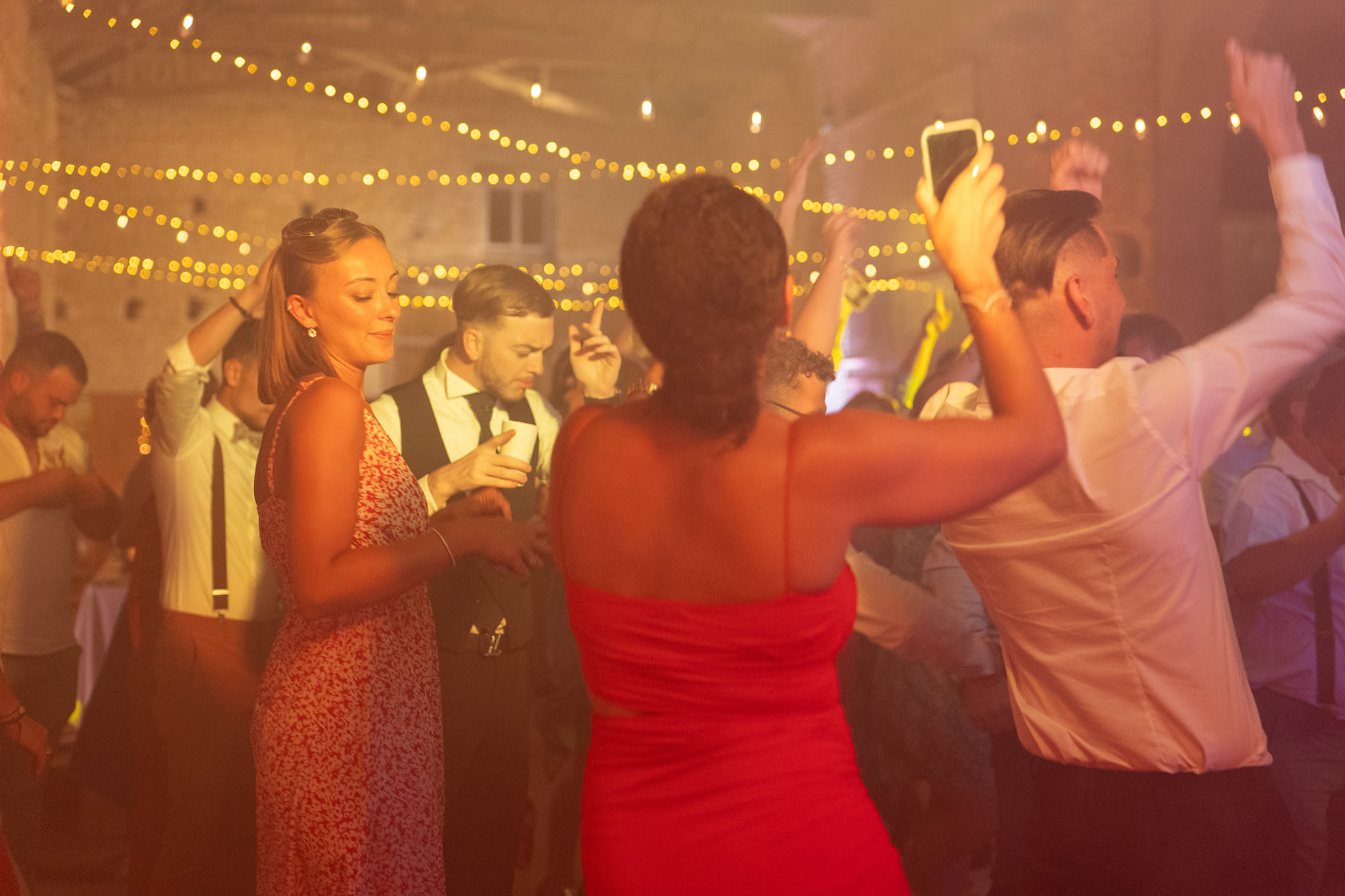 Une réception de mariage mise en lumière par Chemin Rouge
