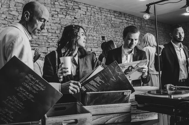 Invités choisissant des disques au Bar à Vinyles Chemin Rouge